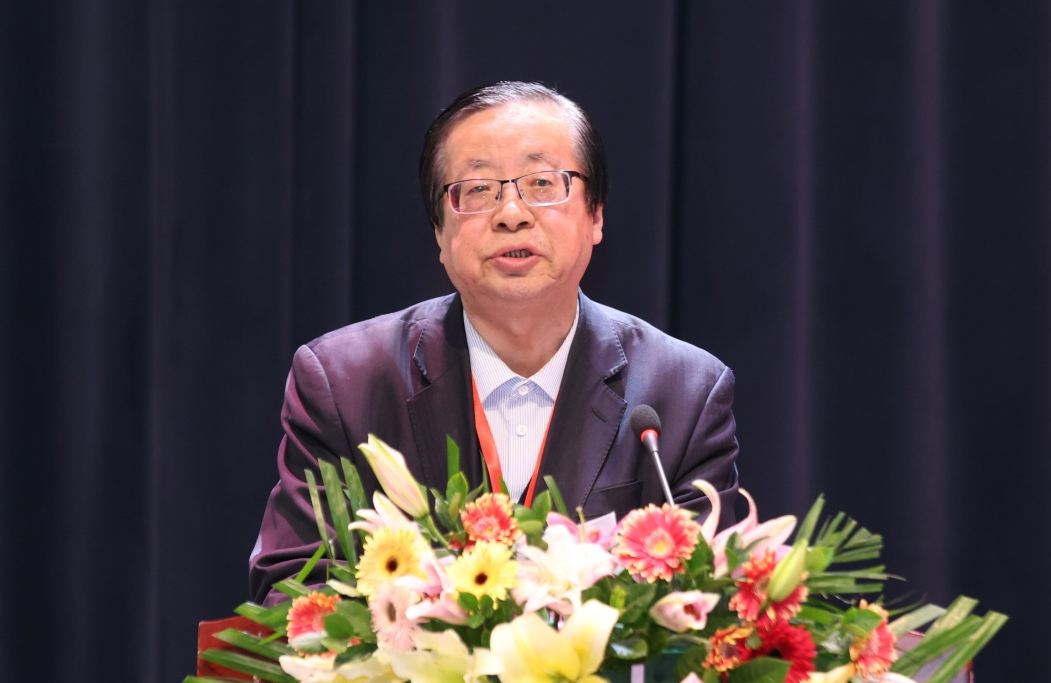3-第十二届颁奖典礼合影-郝振省.jpg